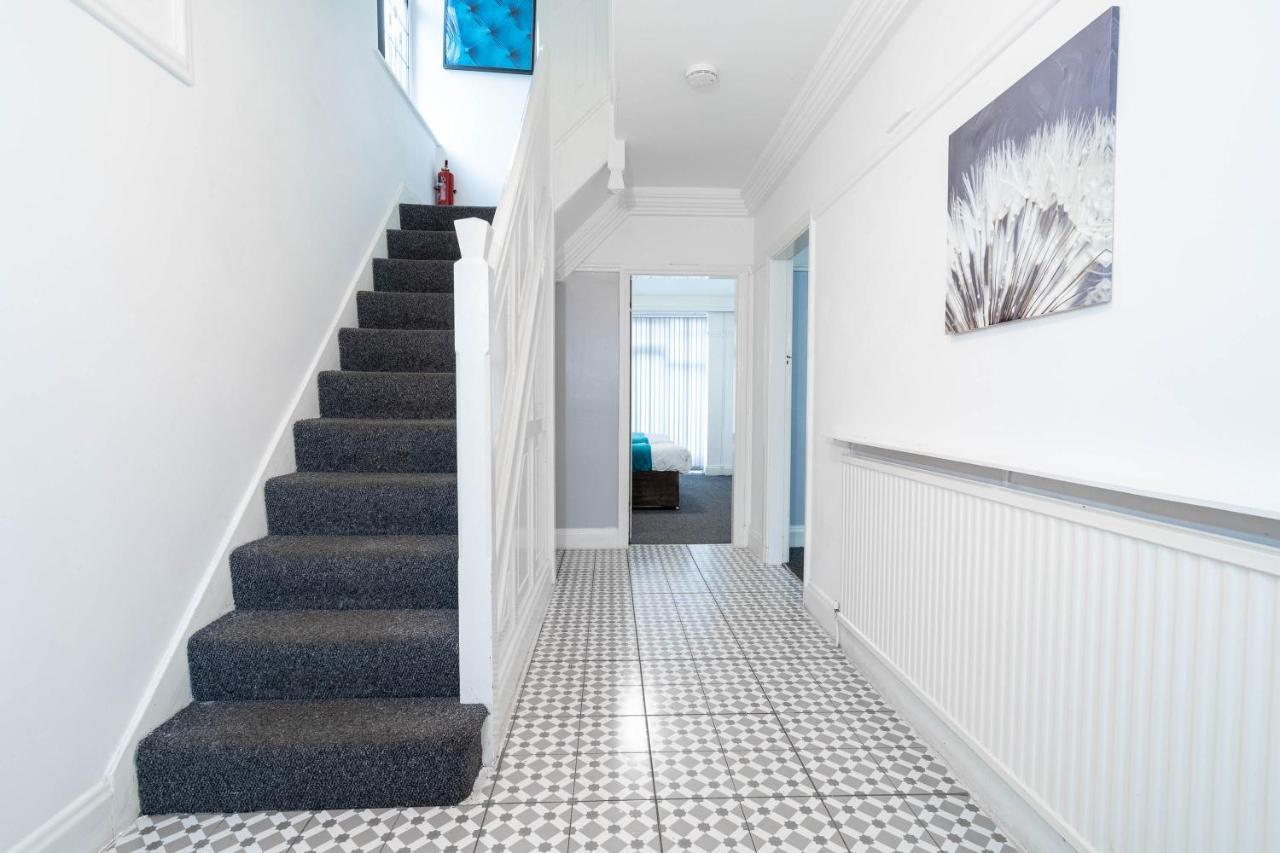 برمنغهام 5 Bedroom House - 11 Guests - Garden - Wifi - Smart Tv - Top Rated - Large Driveway 4 Multiple Vehicles - Perfect For Contractors المظهر الخارجي الصورة